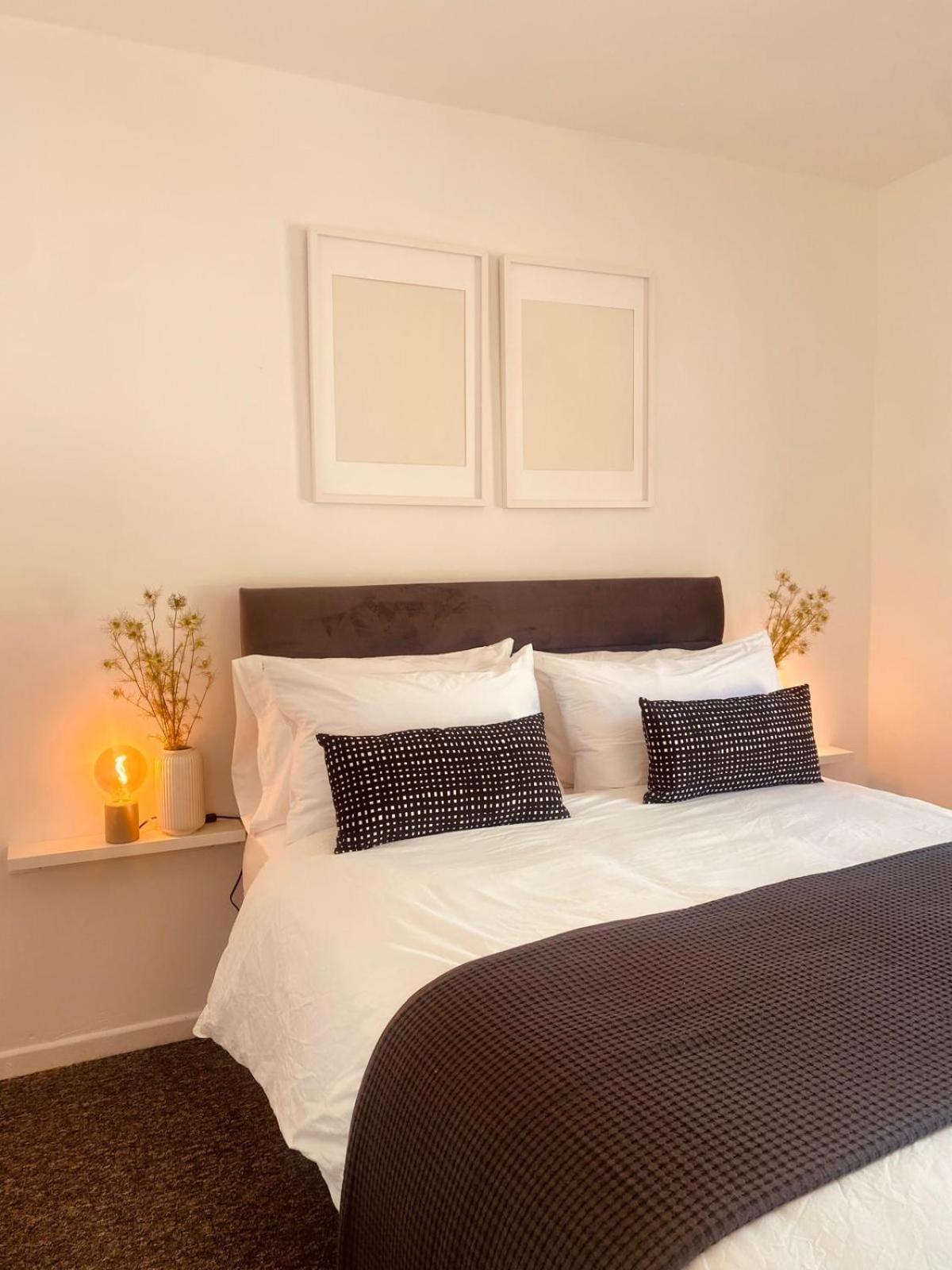 Spacious 2bed - 10 Mins To City - Free Parking Hébergement de vacances *