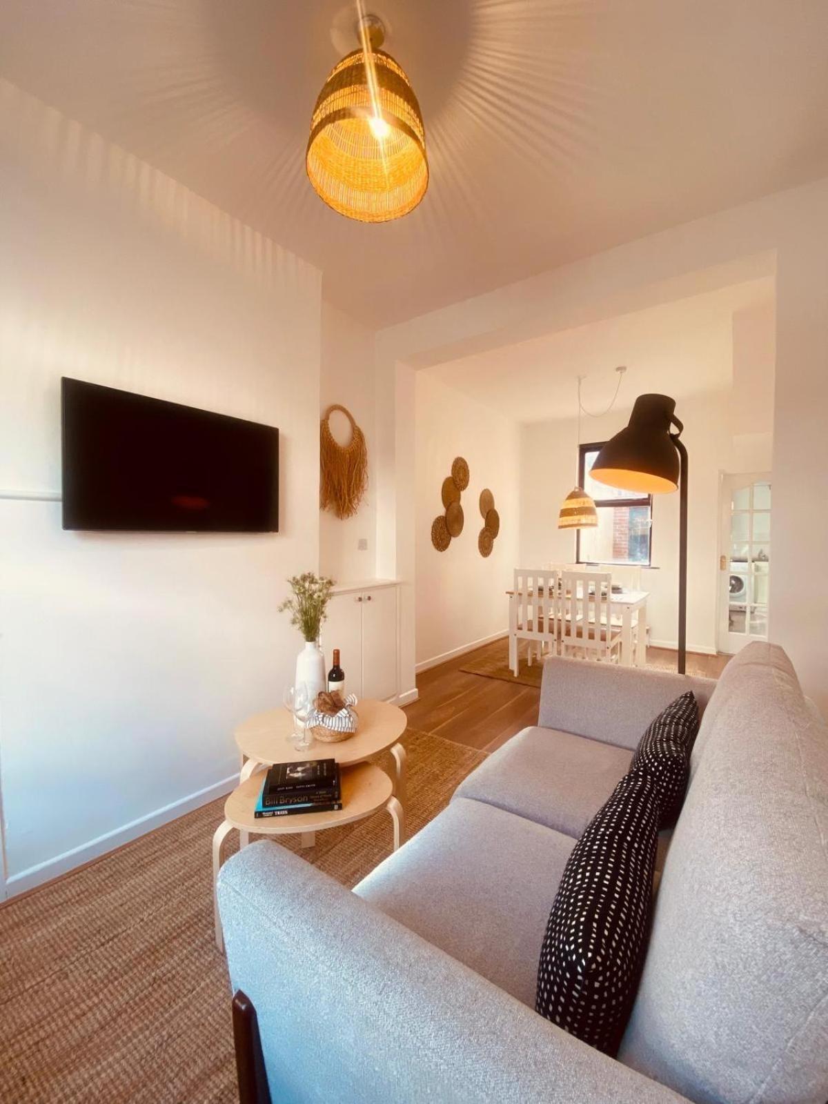 Spacious 2bed - 10 Mins To City - Free Parking